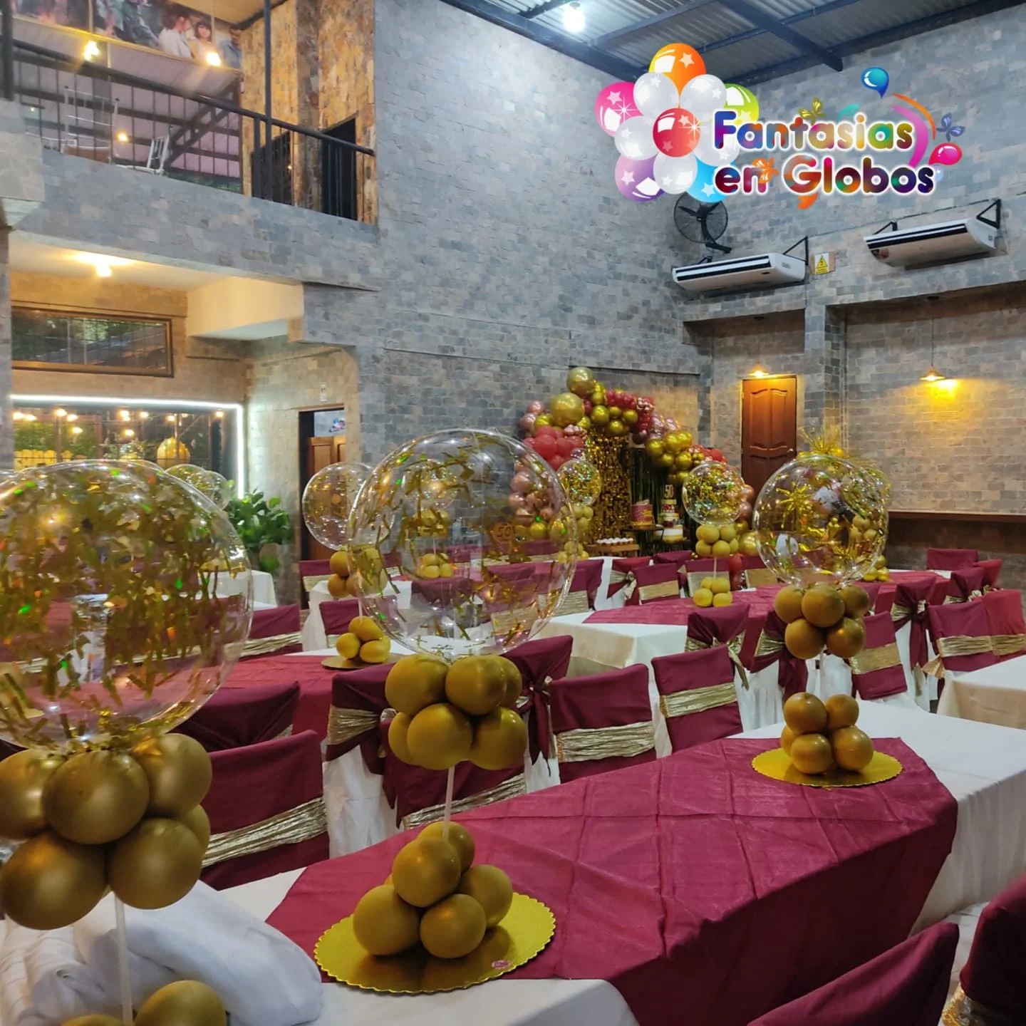 Salón completo con centros de mesa dorados